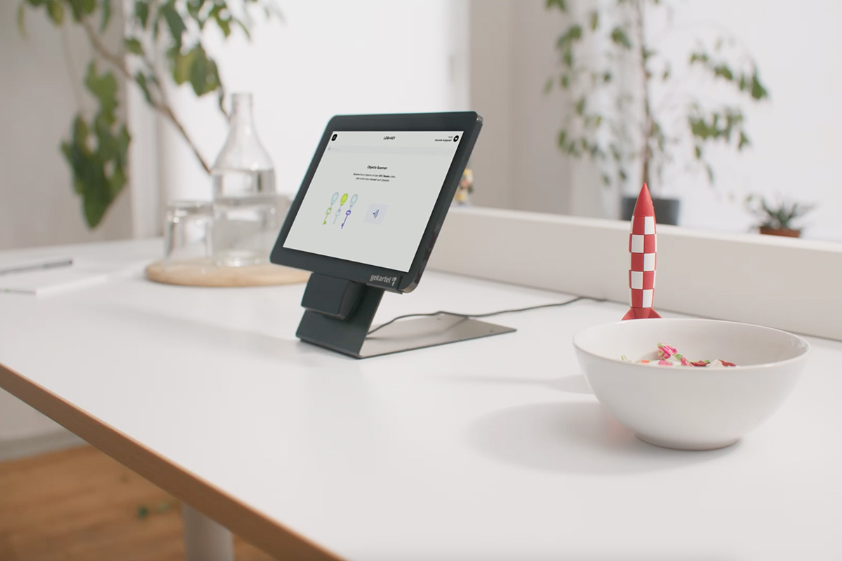 Ein gekartel Tablet-Terminal mit laufender Log+Key Anwendung auf einem Schreibtisch